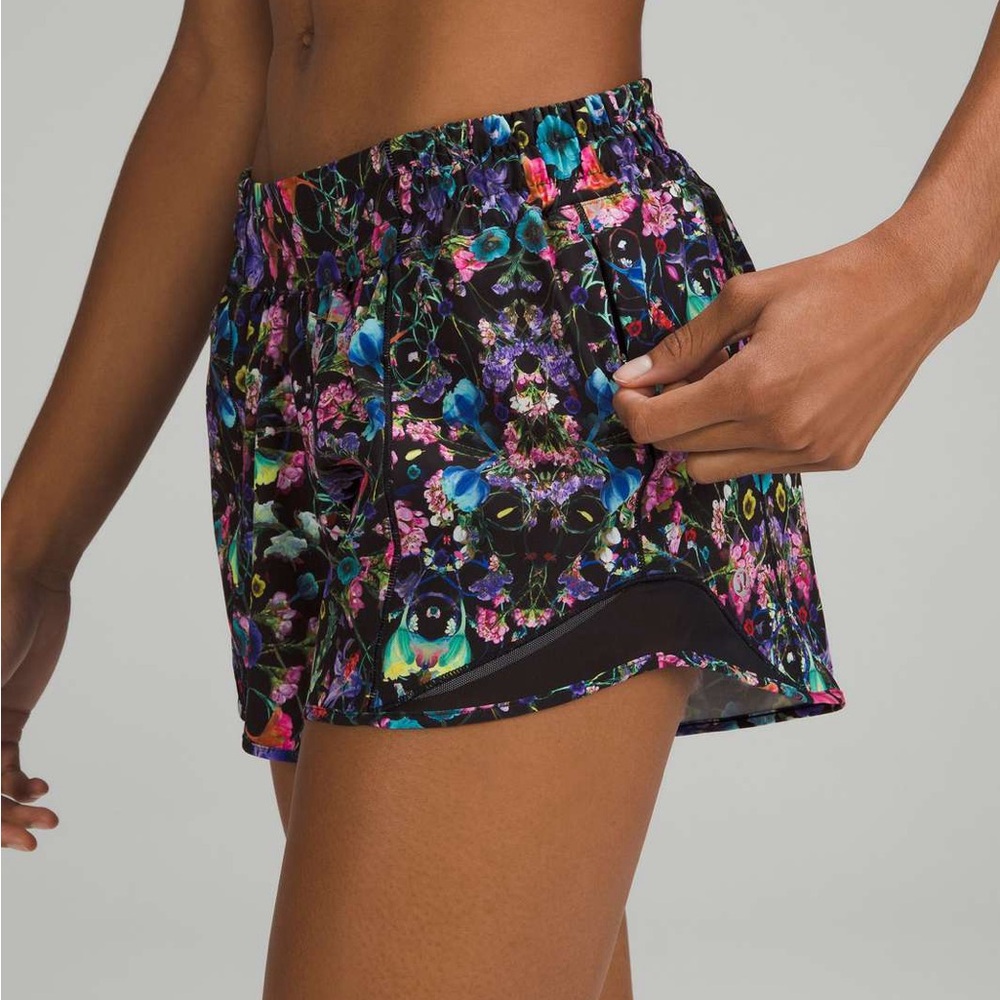 Lululemon Hotty Hot Low Rise shorts